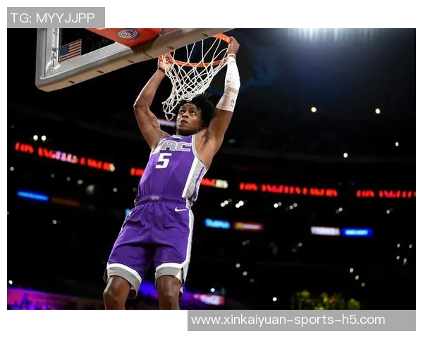 福克斯半场表现出色10投4中三分2中4贡献12分5助助力球队争胜